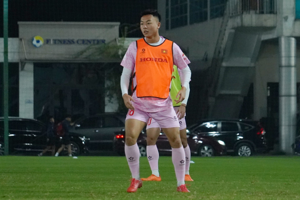 Vai trò của tiền vệ trẻ Nguyễn Thái Sơn càng trở nên quan trọng trong bối cảnh tiền vệ ngôi sao Hoàng Đức chấn thương và chưa hẹn ngày trở lại. (Ảnh: Việt Anh/Vietnam+)