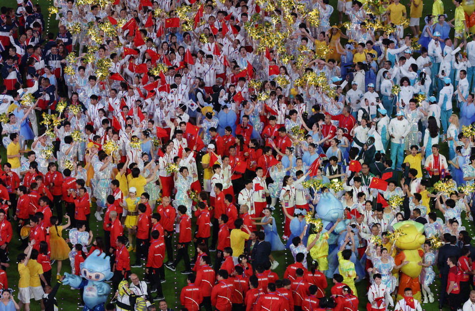 Các đoàn thể thao diễu hành vào Sân vận động Olympic Hàng Châu trong Lễ Bế mạc ASIAD 2023. (Ảnh: THX/TTXVN)