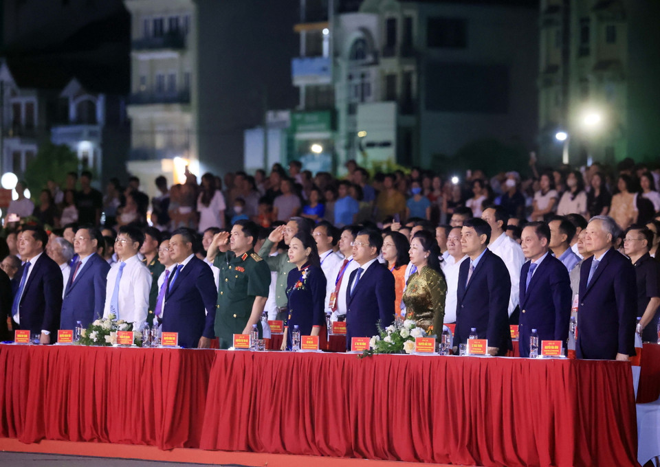 Các đại biểu thực hiện nghi thức chào cờ. (Ảnh: Thống Nhất/TTXVN)