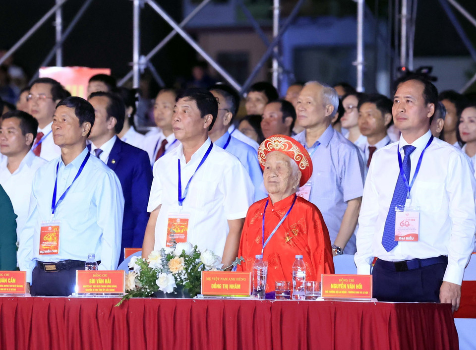 Các đại biểu thực hiện nghi thức chào cờ. (Ảnh: Thống Nhất/TTXVN)