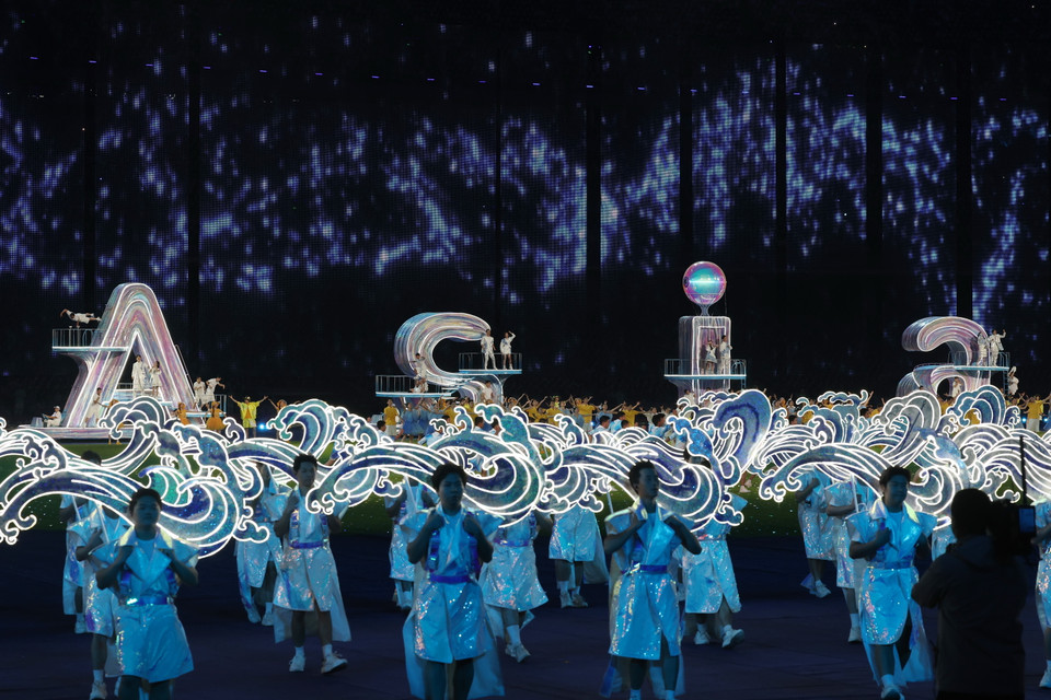Tiết mục biểu diễn nghệ thuật đặc sắc tại Lễ Bế mạc ASIAD 2023 trên Sân vận động Olympic Hàng Châu tối 8/10. (Ảnh: THX/TTXVN)