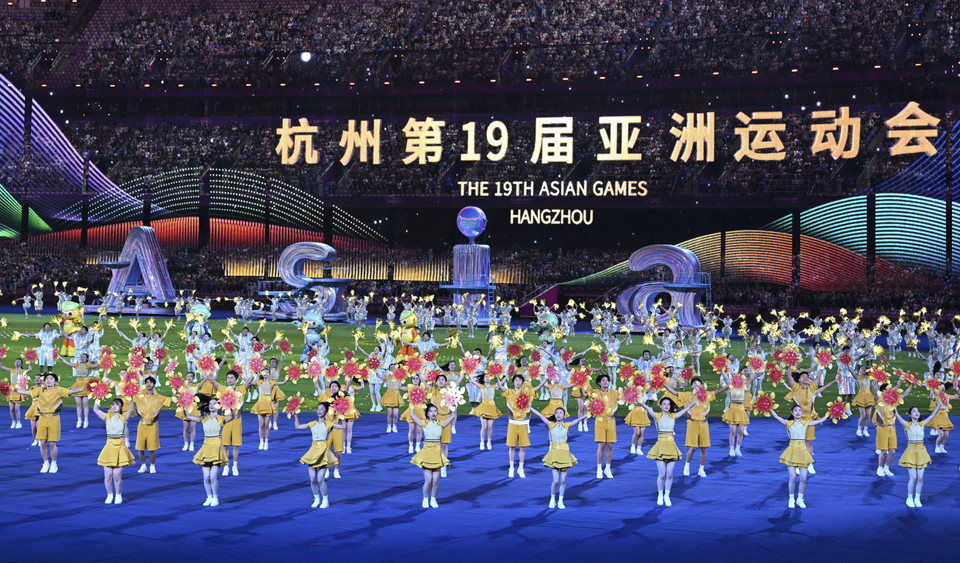 Màn biểu diễn nghệ thuật tại Lễ Bế mạc ASIAD 2023 trên Sân vận động Olympic Hàng Châu tối 8/10. (Ảnh: THX/TTXVN)