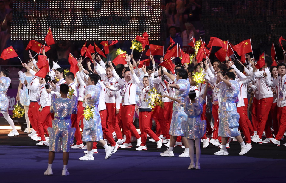 Đoàn thể thao Trung Quốc diễu hành trên Sân vận động Olympic Hàng Châu trong Lễ Bế mạc ASIAD 2023. (Ảnh: THX/TTXVN)
