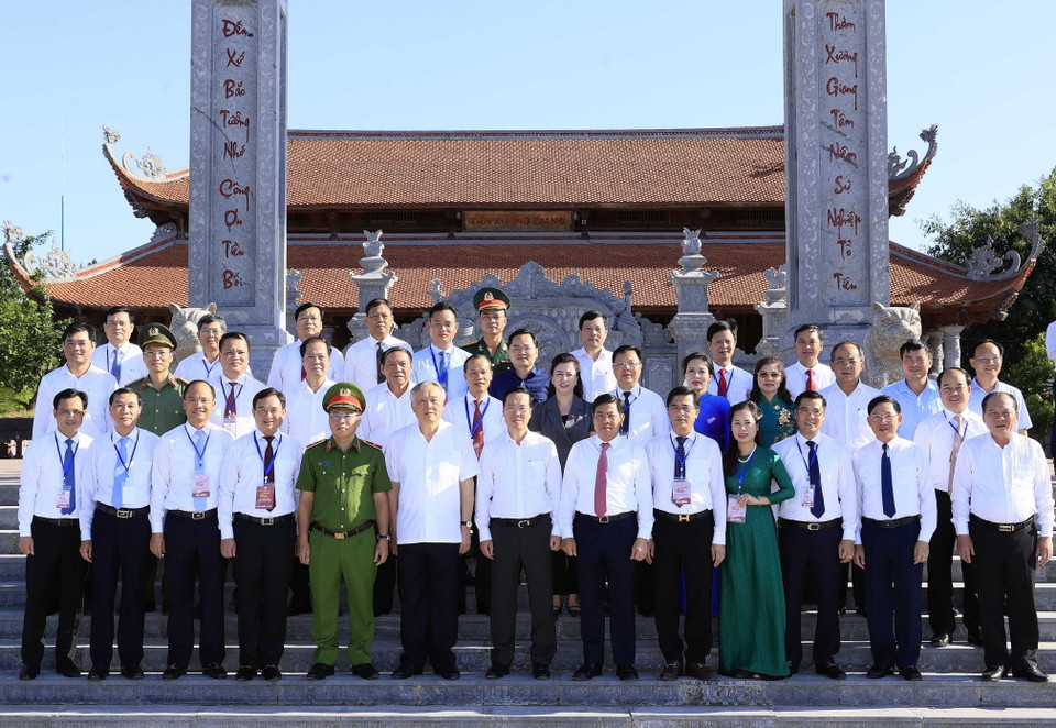 Chủ tịch nước Võ Văn Thưởng và các đại biểu tại Di tích Quốc gia Đặc biệt Địa điểm Chiến thắng Xương Giang. (Ảnh: Thống Nhất/TTXVN)