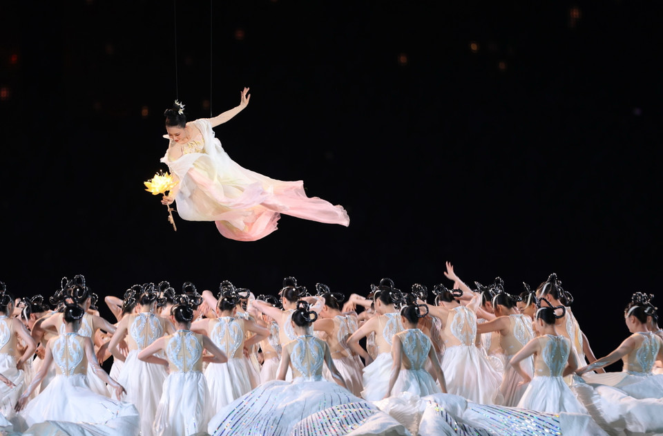 Tiết mục biểu diễn nghệ thuật đặc sắc tại Lễ Bế mạc ASIAD 2023 trên Sân vận động Olympic Hàng Châu tối 8/10/2023. (Ảnh: THX/TTXVN)