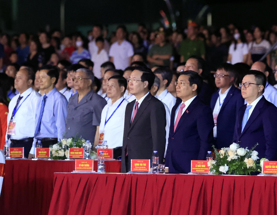 Chủ tịch nước Võ Văn Thưởng và các đại biểu thực hiện nghi thức chào cờ. (Ảnh: Thống Nhất/TTXVN)