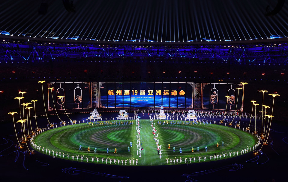 Các nghệ sỹ biểu diễn tại Lễ Bế mạc ASIAD 2023 trên Sân vận động Olympic Hàng Châu. (Ảnh: THX/TTXVN)