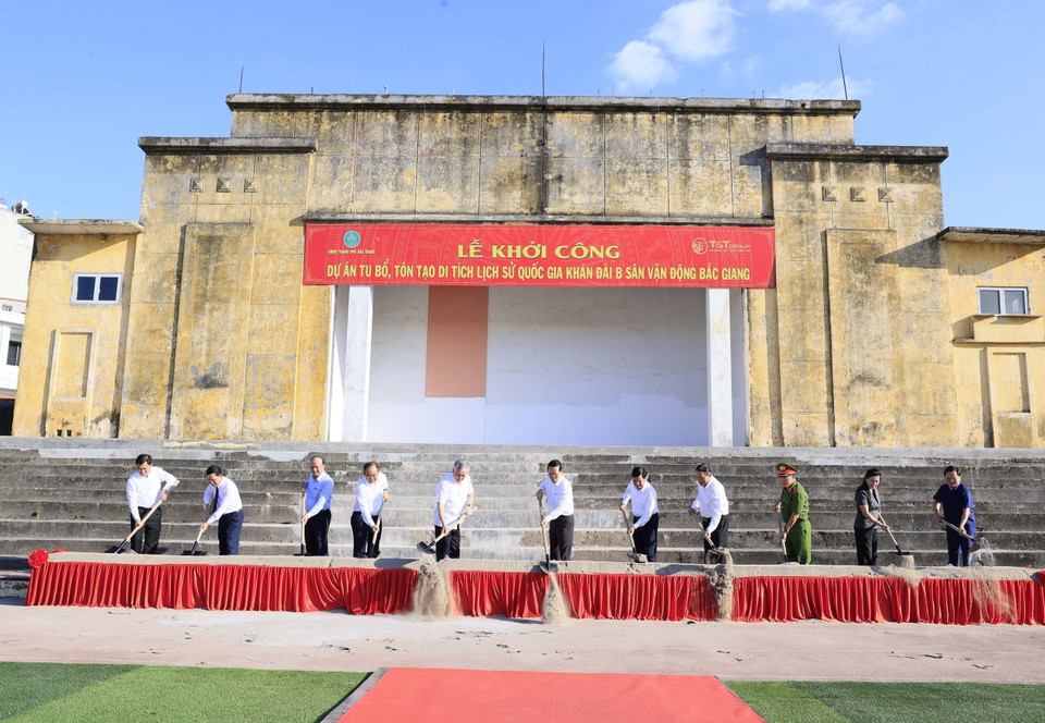 Chủ tịch nước Võ Văn Thưởng và các đại biểu thực hiện nghi lễ khởi công Dự án tu bổ, tôn tạo Di tích Lịch sử Quốc gia Khán đài B Sân vận động Bắc Giang. (Ảnh: Thống Nhất/TTXVN)