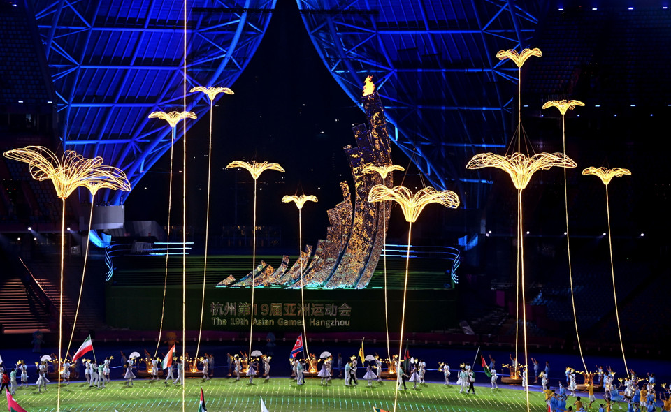 Màn biểu diễn nghệ thuật tại Lễ Bế mạc ASIAD 2023 trên Sân vận động Olympic Hàng Châu tối 8/10. (Ảnh: THX/TTXVN)