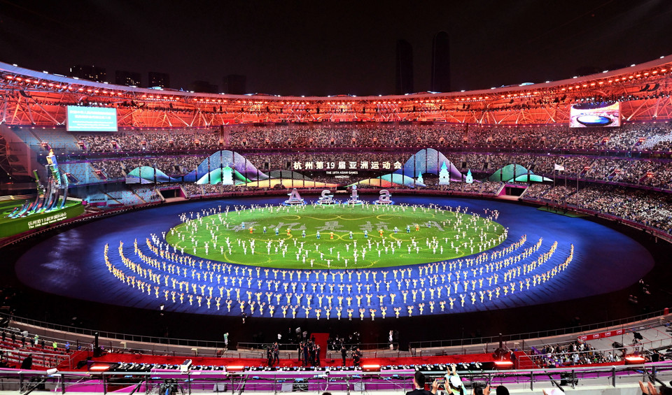 Các nghệ sỹ biểu diễn tại Lễ Bế mạc ASIAD 2023 ở Hàng Châu, Trung Quốc tối 8/10. (Ảnh: THX/TTXVN)