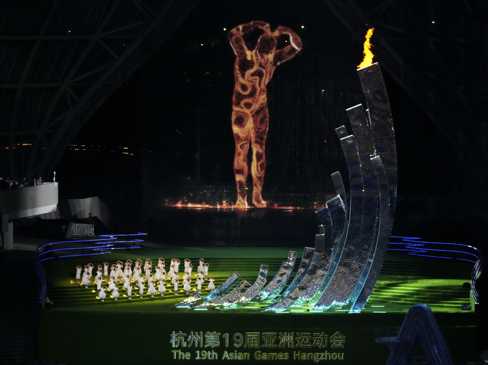 Ngọn đuốc ASIAD 19 tắt sau khi người khổng lồ kỹ thuật số và các bé gái tạo biểu tượng trái tim trong Lễ Bế mạc. (Ảnh: THX/TTXVN)