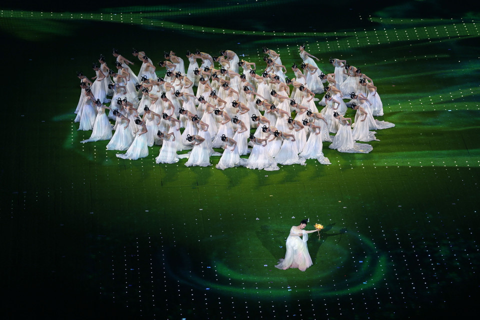 Tiết mục biểu diễn nghệ thuật đặc sắc tại Lễ Bế mạc ASIAD 2023 trên Sân vận động Olympic Hàng Châu tối 8/10. (Ảnh: THX/TTXVN)