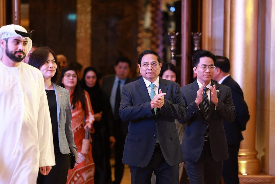 Thủ tướng Phạm Minh Chính đến buổi gặp gỡ cán bộ, nhân viên Đại sứ quán và đại diện cộng đồng người Việt Nam tại UAE. (Ảnh: Dương Giang/TTXVN)