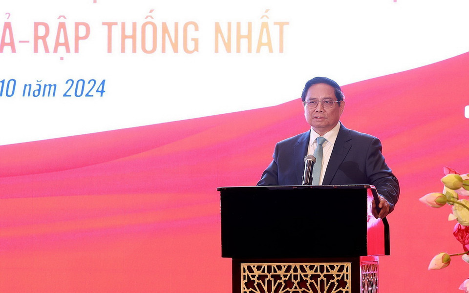 Thủ tướng Phạm Minh Chính phát biểu tại buổi gặp cán bộ, nhân viên Đại sứ quán và đại diện cộng đồng người Việt Nam tại UAE. (Ảnh: Dương Giang/TTXVN)