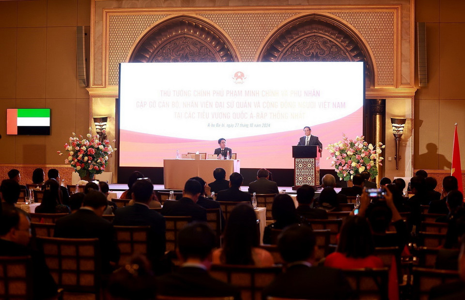 Thủ tướng Phạm Minh Chính phát biểu tại buổi gặp cán bộ, nhân viên Đại sứ quán và đại diện cộng đồng người Việt Nam tại UAE. (Ảnh: Dương Giang/TTXVN)