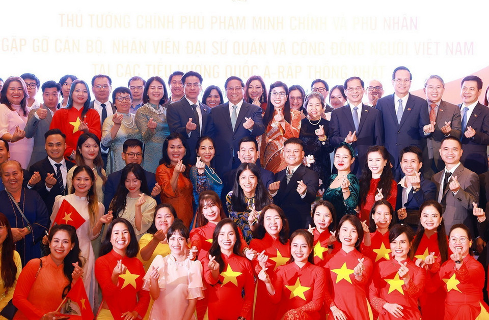 Thủ tướng Phạm Minh Chính và Phu nhân với đại diện cộng đồng người Việt Nam tại UAE. (Ảnh: Dương Giang/TTXVN)