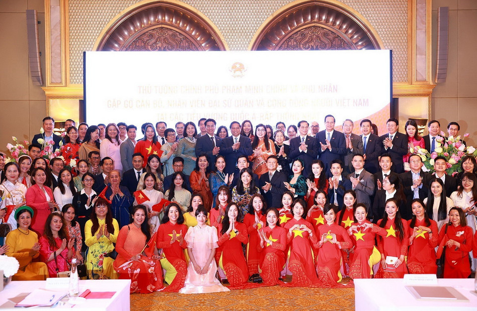 Thủ tướng Phạm Minh Chính và Phu nhân với đại diện cộng đồng người Việt Nam tại UAE. (Ảnh: Dương Giang/TTXVN)