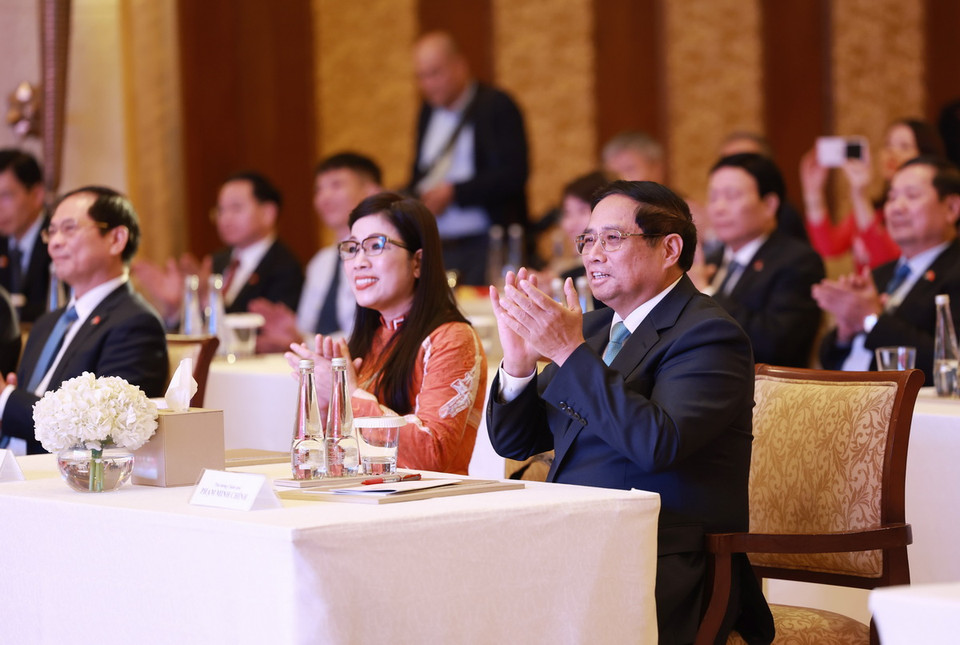 Thủ tướng Phạm Minh Chính và Phu nhân gặp gỡ cán bộ, nhân viên Đại sứ quán và đại diện cộng đồng người Việt Nam tại UAE. (Ảnh: Dương Giang/TTXVN)