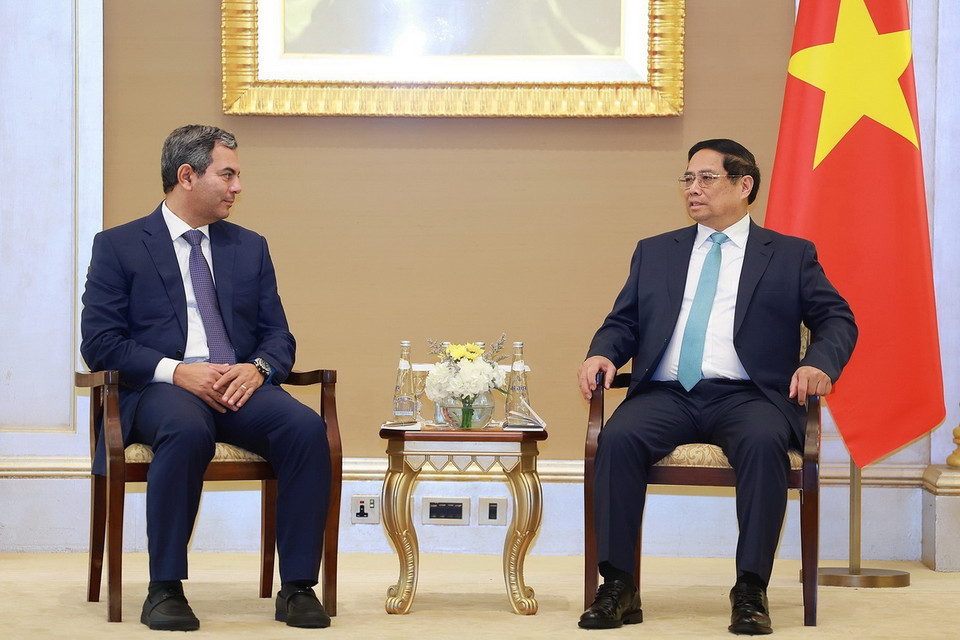 Thủ tướng Phạm Minh Chính tiếp đại diện một số tập đoàn hàng đầu của UAE. (Ảnh: Dương Giang/TTXVN)