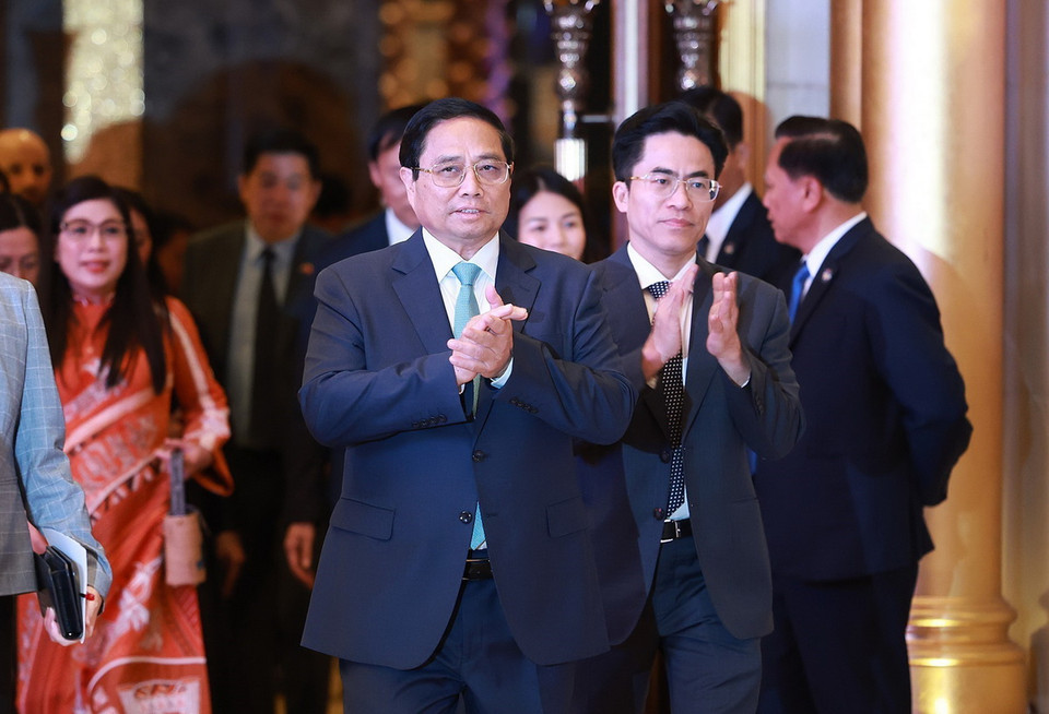 Thủ tướng Phạm Minh Chính đến buổi gặp gỡ cán bộ, nhân viên Đại sứ quán và đại diện cộng đồng người Việt Nam tại UAE. (Ảnh: Dương Giang/TTXVN)