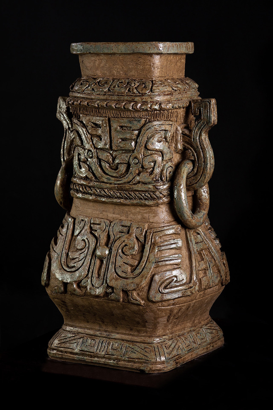 Vò đất có lẽ là công đoạn vất vả nhất. Sau đó, từng miếng đất được cắt xén với lượng vừa phải rồi nhào nặn... (Ảnh: Xuân Mai/Vietnam+)