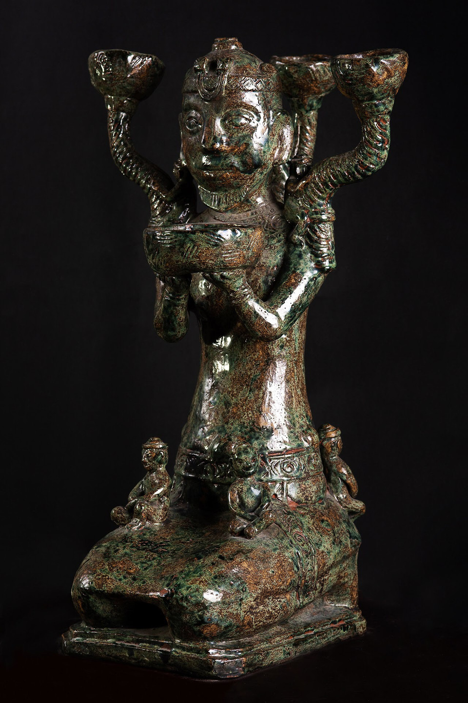 ... tạo thành những vòng đất để xếp thành từng đợt, từng đợt và chuốt dần lên .(Ảnh: Xuân Mai/Vietnam+)