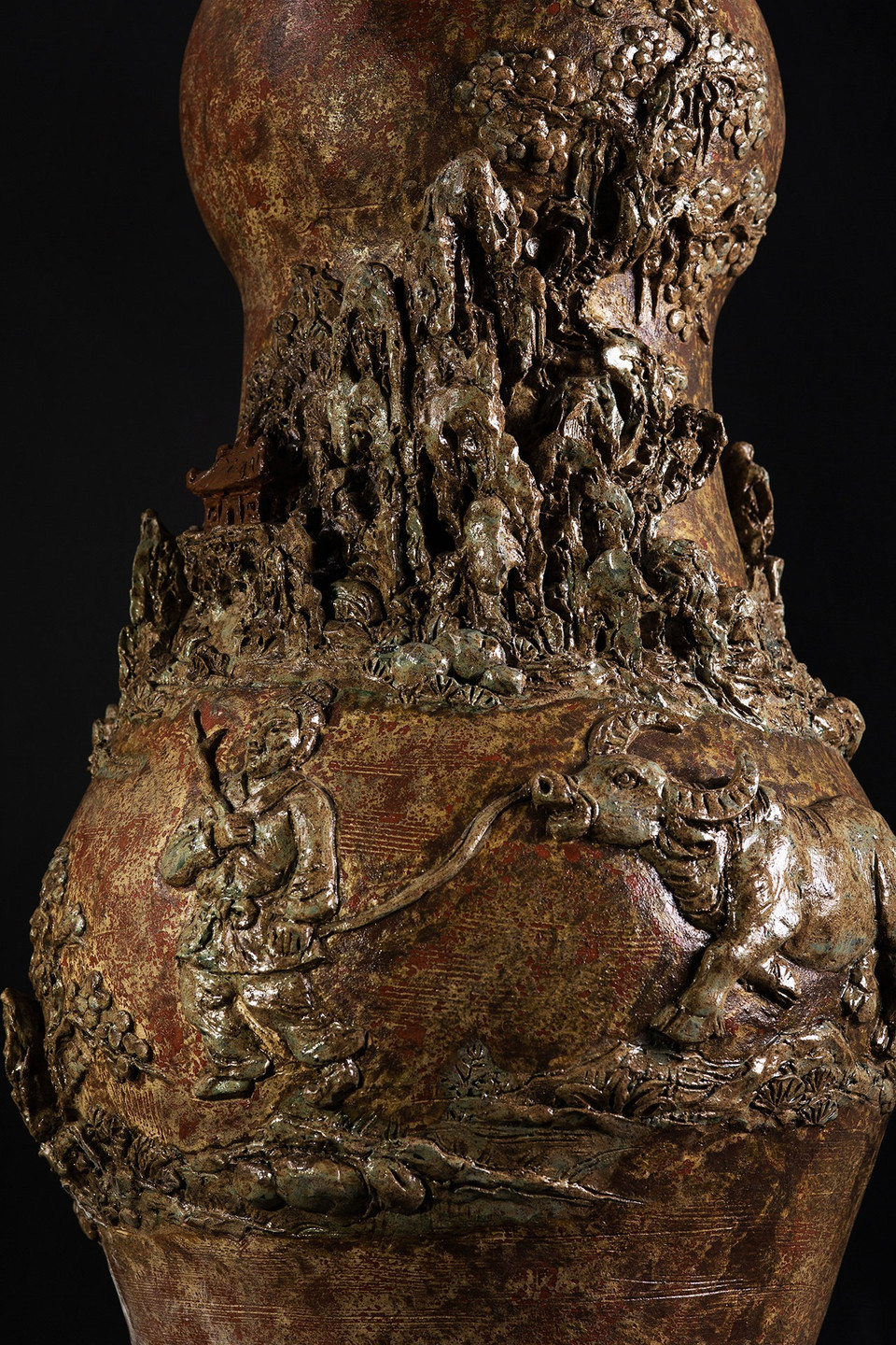 Với gốm Luy Lâu làm hoàn toàn thủ công, không chỉ cần am hiểu về hội họa, điêu khắc, văn hóa, lịch sử, mà từng đường nét phải được cảm nhận bằng tư duy và tâm hồn của người nghệ nhân. (Ảnh: Xuân Mai/Vietnam+)