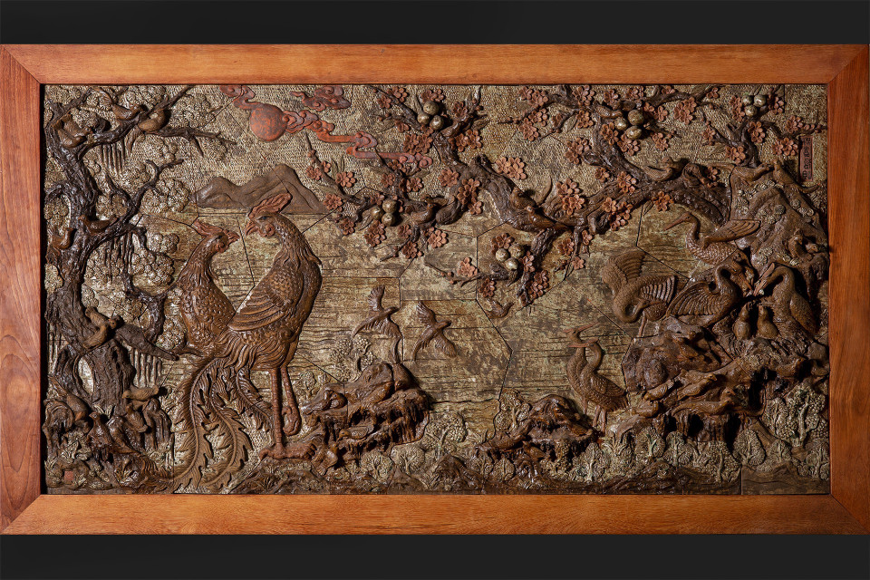 Với nghệ nhân Nguyễn Đăng Vông, niềm đam mê gốm đã ngấm vào máu, ông lặn lội khắp nơi hàng chục năm để tìm tòi, học hỏi về nghề gốm. Ông tìm gặp các nhà khảo cổ, sử học và nghiên cứu nhiều tài liệu về gốm trong các triều đại phong kiến. Bao nhiêu mẻ gốm đã thất bại, bao lần pha chế men gốm không thành nhưng ông vẫn kiên trì giải mã bằng được những bí truyền của tiền nhân kết tinh trong gốm cổ Luy Lâu. (Ảnh: Xuân Mai/Vietnam+)