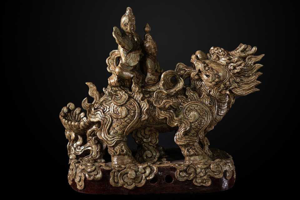 Đôi bàn tay khéo léo, nhẹ nhàng chuốt từng vòng cho đến khi đạt độ cao cần thiết của chiếc bình Bách Việt này... (Ảnh: Xuân Mai/Vietnam+)