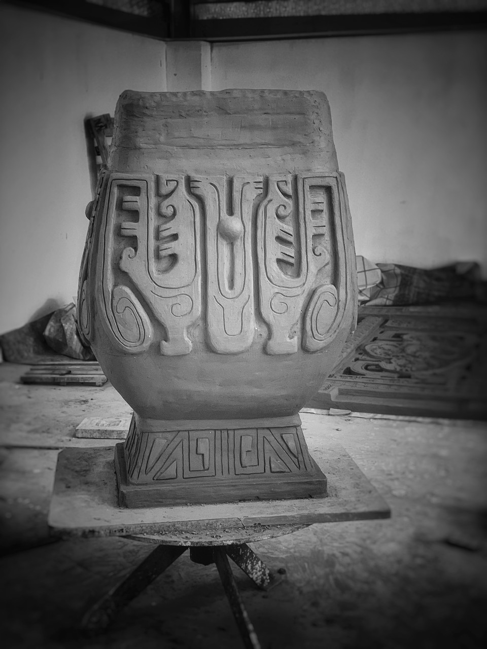 Chiếc bình Bách Việt sau khi dựng cốt, đắp họa tiết sẽ được phơi trước khi vào men và nung. (Ảnh: Xuân Mai/Vietnam+)