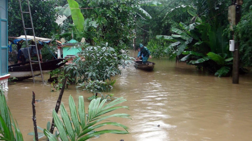 Người dân dùng thuyền thay xe để đi lại. (Ảnh: Trịnh Bang Nhiệm/TTXVN)