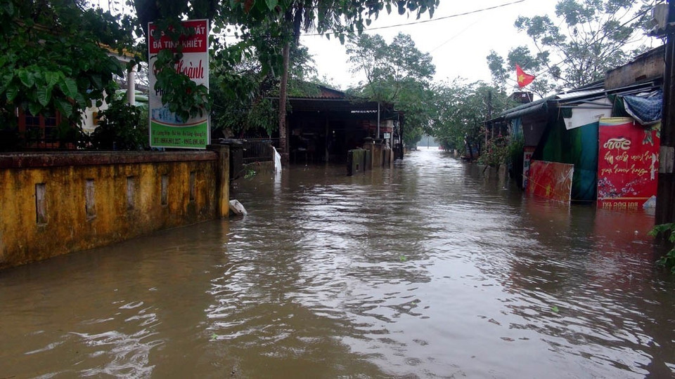 Nhiều tuyến đường và nhà ở các hộ dân ngập sâu trong nước. (Ảnh: Trịnh Bang Nhiệm/TTXVN)