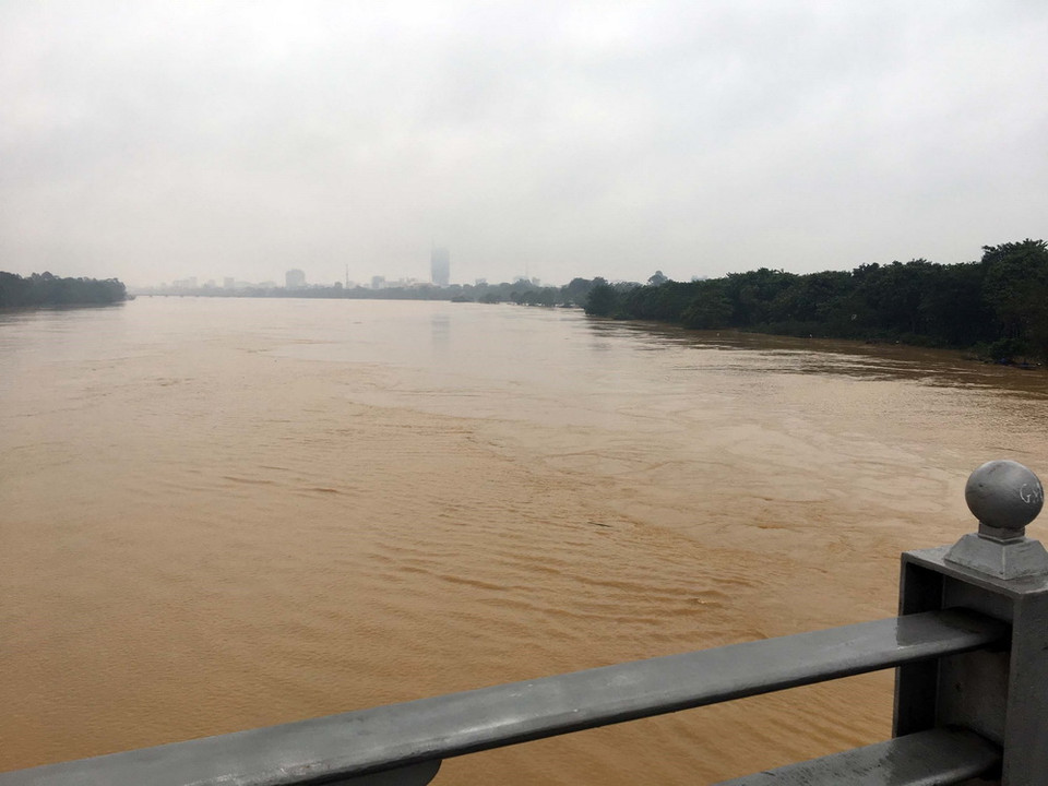 Mực nước trên sông Hương vẫn trên báo động 3 là 0,14m. (Ảnh: Quốc Việt/TTXVN)