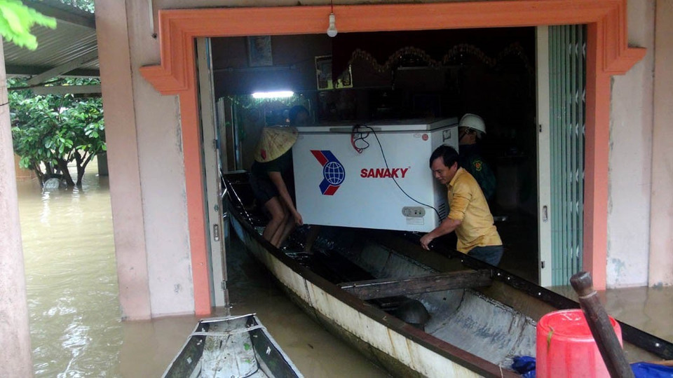  Các lực lượng chức năng công an, dân quân, phụ nữ... tại Quảng Trị giúp dân di dời tài sản lên vùng cao. (Ảnh: Trịnh Bang Nhiệm/TTXVN)