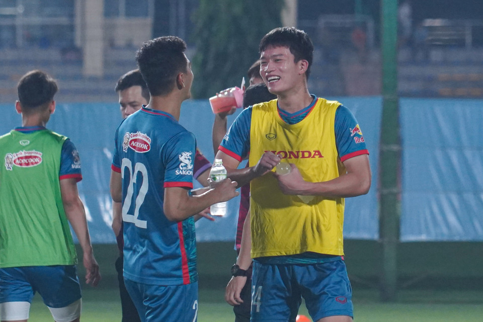 Tiền vệ Hoàng Đức thoải mái trò chuyện cùng tiền đạo Nguyễn Tiến Linh. (Ảnh: Việt Anh/Vietnam+)