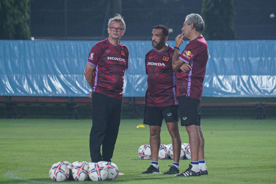 Trong danh sách 33 cầu thủ trong đợt tập trung tháng Mười, Huấn luyện viên Philippe Troussier điền tên nhiều nhân tố U23 nhằm nâng mức độ cạnh tranh trong đội hình chính thức. (Ảnh: Việt Anh/Vietnam+)