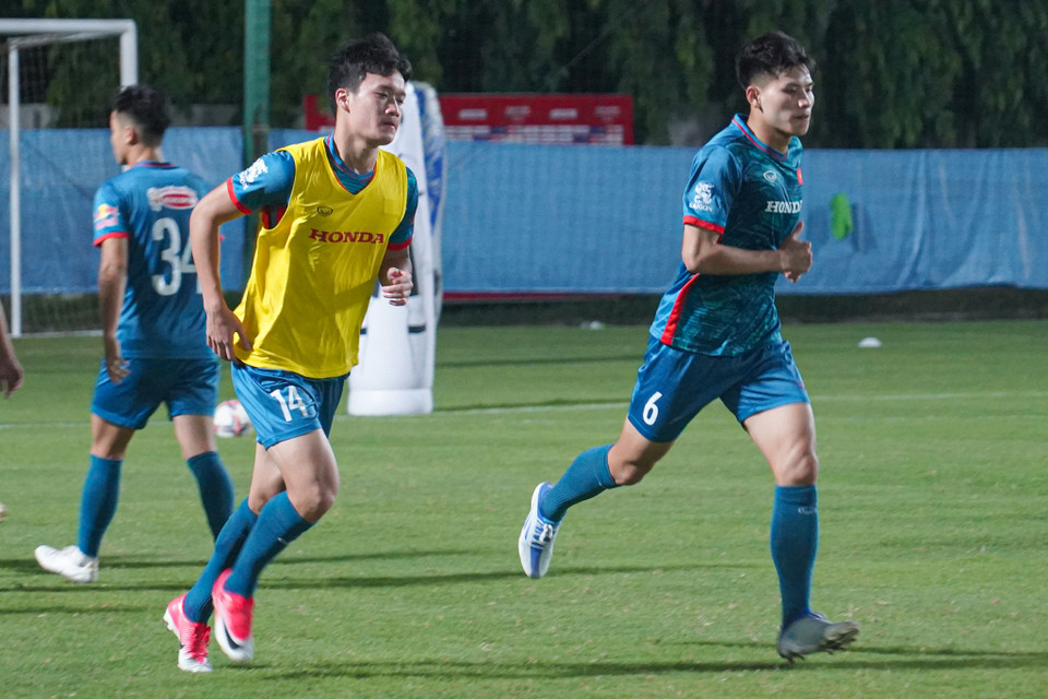 Bộ đôi cầu thủ đang thuộc biên chế Câu lạc bộ Viettel - tiền vệ Nguyễn Hoàng Đức (trái) và trung vệ Nguyễn Thanh Bình. (Ảnh: Việt Anh/Vietnam+)