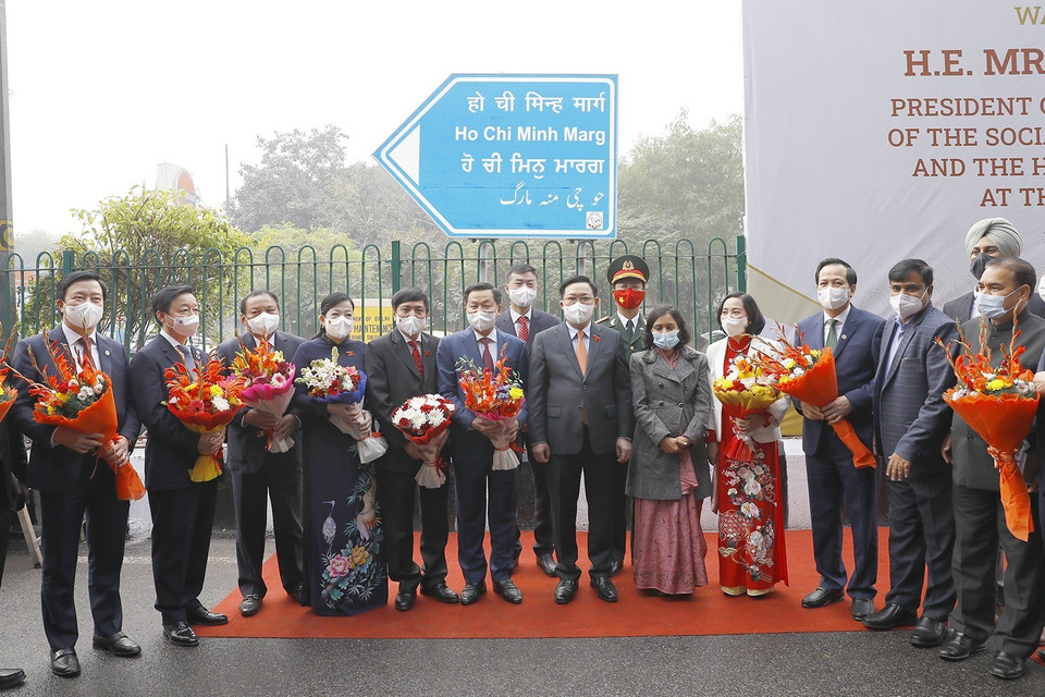 Chủ tịch Quốc hội Vương Đình Huệ chụp ảnh lưu niệm tại Đại lộ Hồ Chí Minh. (Ảnh: Doãn Tấn/TTXVN)