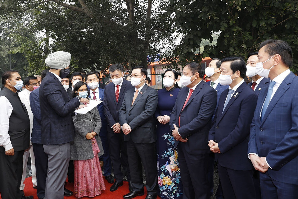 Chủ tịch Quốc hội Vương Đình Huệ nghe giới thiệu về Đại lộ Hồ Chí Minh. (Ảnh: Doãn Tấn/TTXVN)