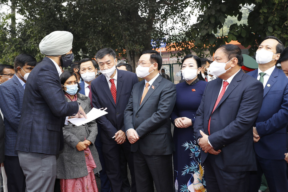 Chủ tịch Quốc hội Vương Đình Huệ nghe giới thiệu về Đại lộ Hồ Chí Minh. (Ảnh: Doãn Tấn/TTXVN)