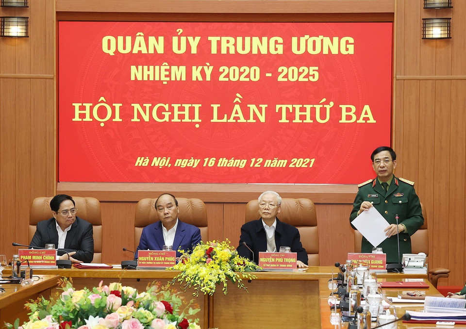 Đại tướng Phan Văn Giang, Ủy viên Bộ Chính trị, Phó Bí thư Quân ủy Trung ương, Bộ trưởng Bộ Quốc phòng phát biểu tại hội nghị. (Ảnh: Trí Dũng/TTXVN)