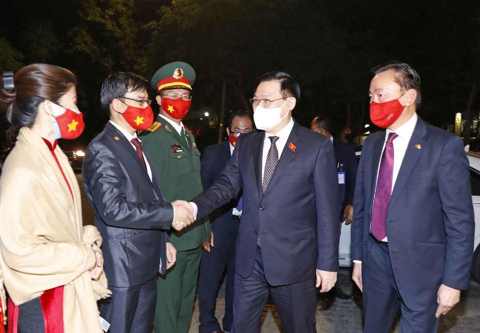 Chủ tịch Quốc hội Vương Đình Huệ gặp gỡ cán bộ, nhân viên Đại sứ quán Việt Nam tại Ấn Độ. (Ảnh: Doãn Tấn/TTXVN)