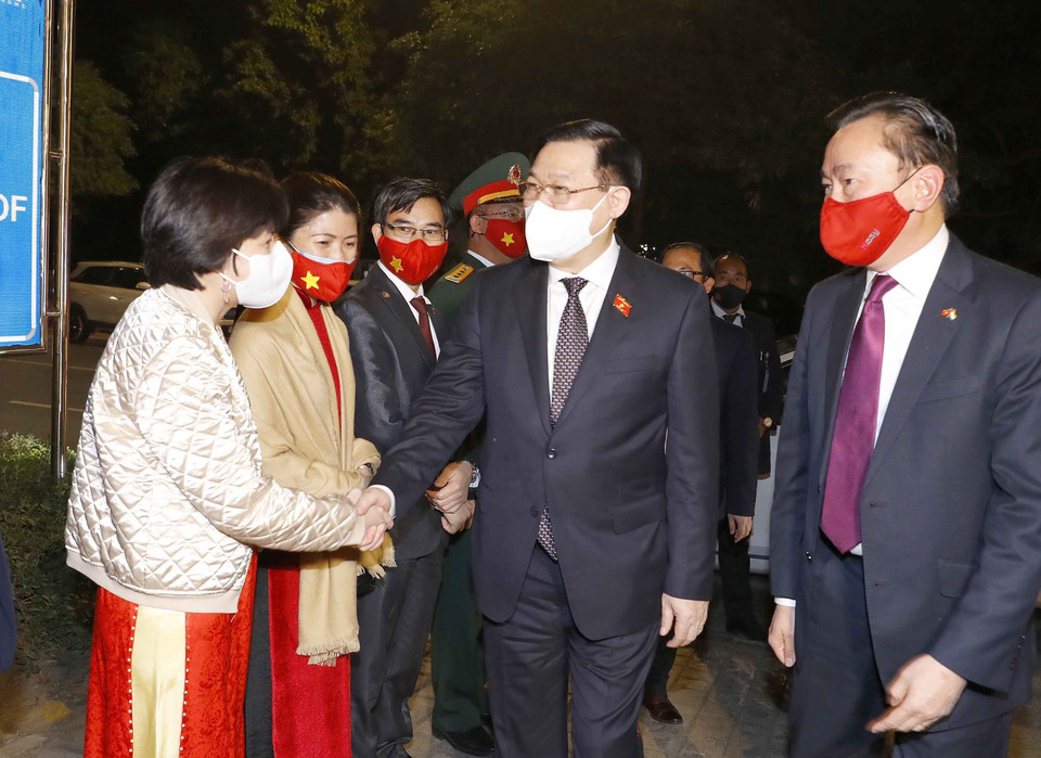 Chủ tịch Quốc hội gặp gỡ cán bộ, nhân viên Đại sứ quán Việt Nam tại Ấn Độ. (Ảnh: Doãn Tấn/TTXVN)