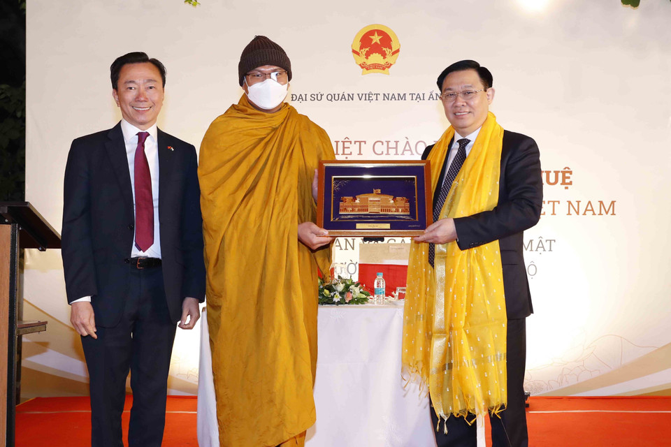 Chủ tịch Quốc hội Vương Đình Huệ tặng quà cho đại diện cộng đồng người Việt Nam tại Ấn Độ. (Ảnh: Doãn Tấn/TTXVN)