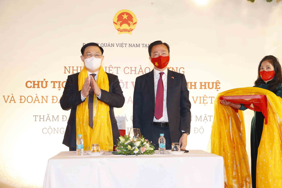 Đại sứ Việt Nam tại Ấn Độ Phạm Sanh Châu tặng khăn cho Chủ tịch Quốc hội Vương Đình Huệ. (Ảnh: Doãn Tấn/TTXVN)