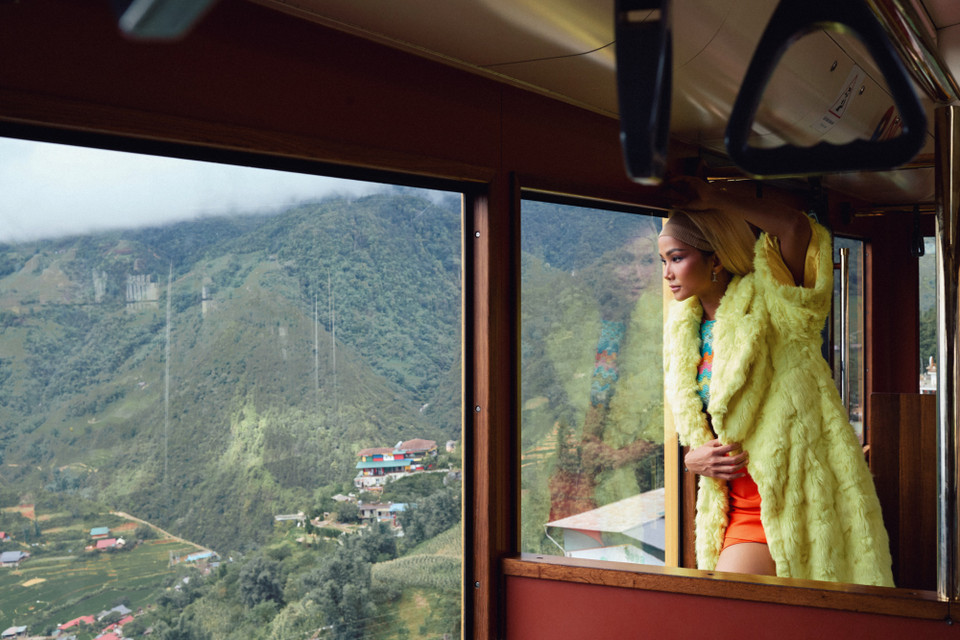 Chỉ thực hiện bộ ảnh trong vòng 2 tiếng đồng hồ, H’Hen Niê và êkíp tranh thủ tìm những góc đẹp ở ga tàu hỏa Mường Hoa và khu vực xung quanh. (Ảnh: CTV/Vietnam+)