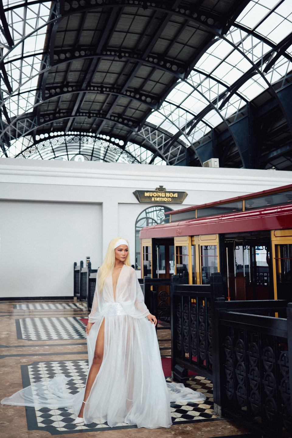 Cùng ngắm bộ ảnh của H'Hen Niê. (Ảnh: CTV/Vietnam+)