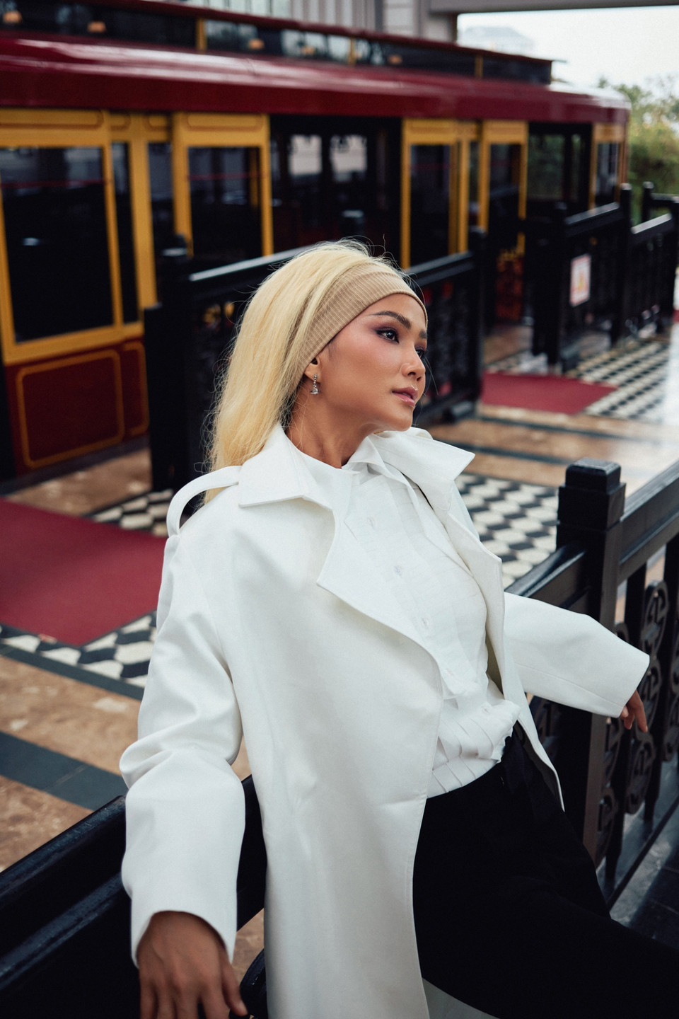 Cùng ngắm bộ ảnh của H'Hen Niê. (Ảnh: CTV/Vietnam+)