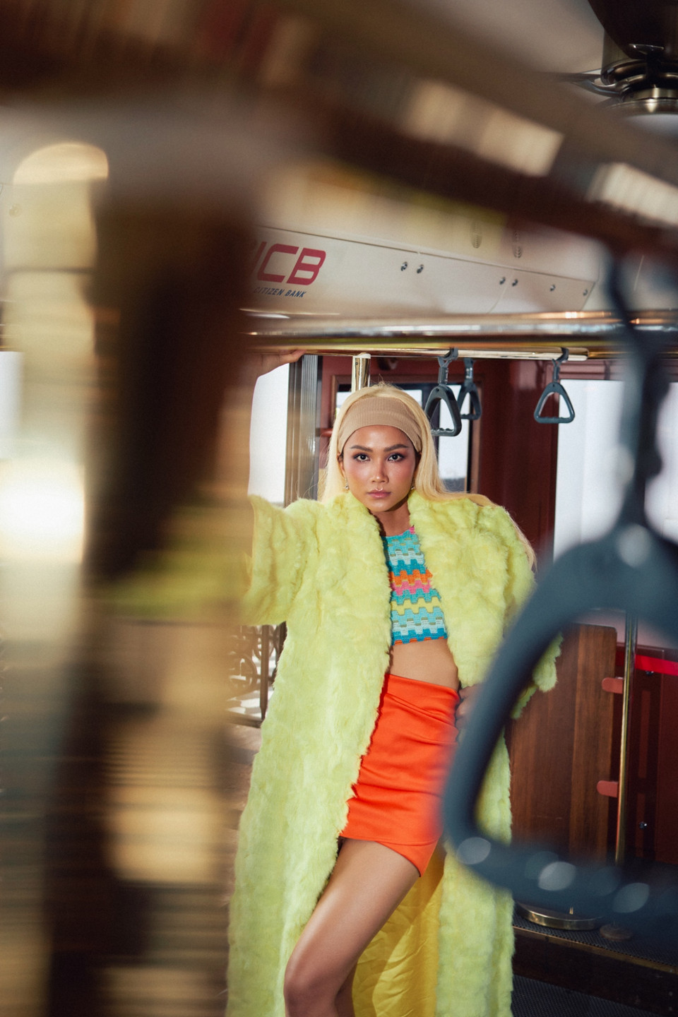 Vốn là người thích biến đổi hình ảnh linh hoạt và không ngại thử những tạo hình mới, H’Hen Niê đặt ra “đề bài” cho stylist giúp mình có bộ ảnh sắc màu. (Ảnh: CTV/Vietnam+)