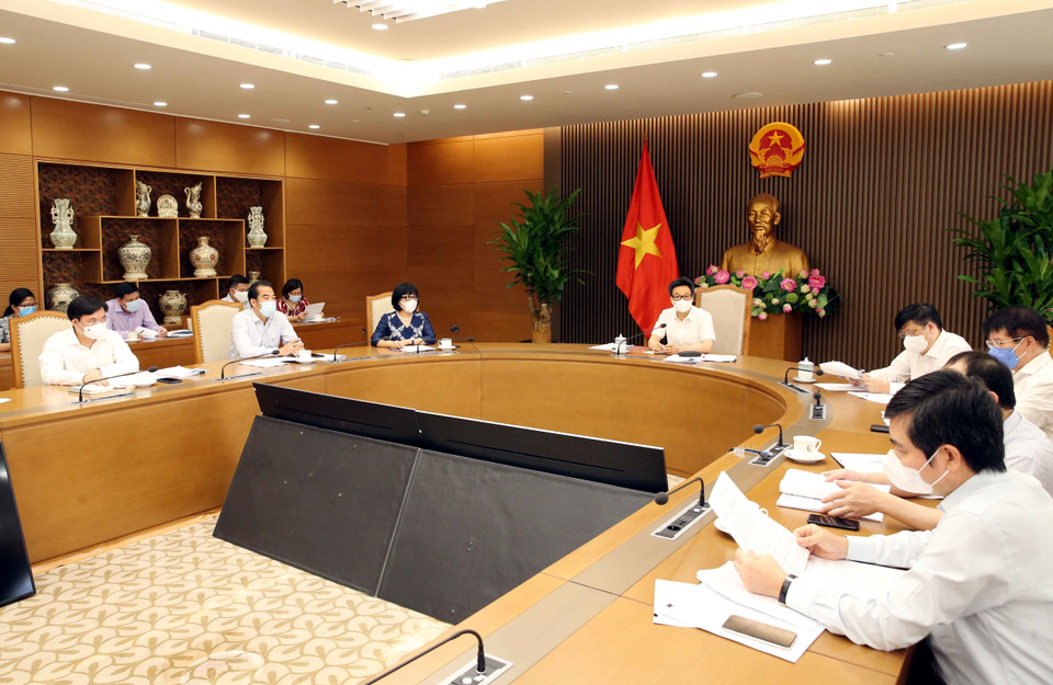 Phó Thủ tướng Vũ Đức Đam chủ trì họp về chuẩn bị chiến dịch tiêm vaccine phòng COVID-19, tiếp cận, đàm phán nhập khẩu vaccine và các dự án nghiên cứu, đầu tư sản xuất vaccine trong nước. (Ảnh: Phạm Kiên/TTXVN)
